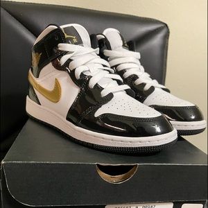 Jordan 1 mid patent black white gold (GS)